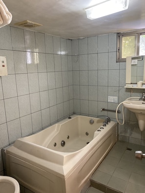 Kamar Double Basic | Kamar mandi | Shower, perlengkapan mandi gratis, pengering rambut, dan sandal