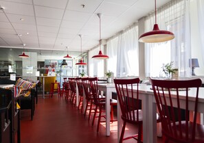 Tägliches Frühstücksbuffet gegen Gebühr