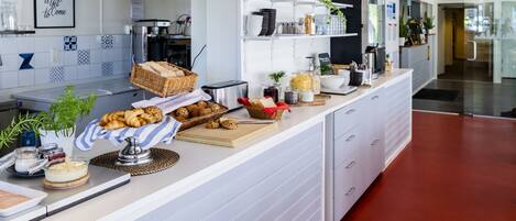 Desayuno buffet diario (SEK 100 por persona)