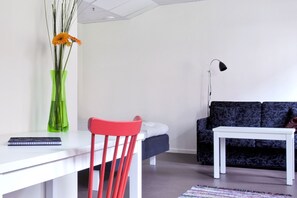 Tremannsrom – standard, privat bad (INCL bed,towels) | Allergitestet sengetøy, skrivebord og strykejern/-brett