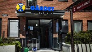 A storefront with a sign reading "GÅRDET" and a logo above it. - STF Gärdet Hotel & Hostel (Stockholm)