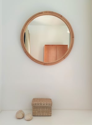 Roupas de cama premium, cofres nos quartos, escrivaninha