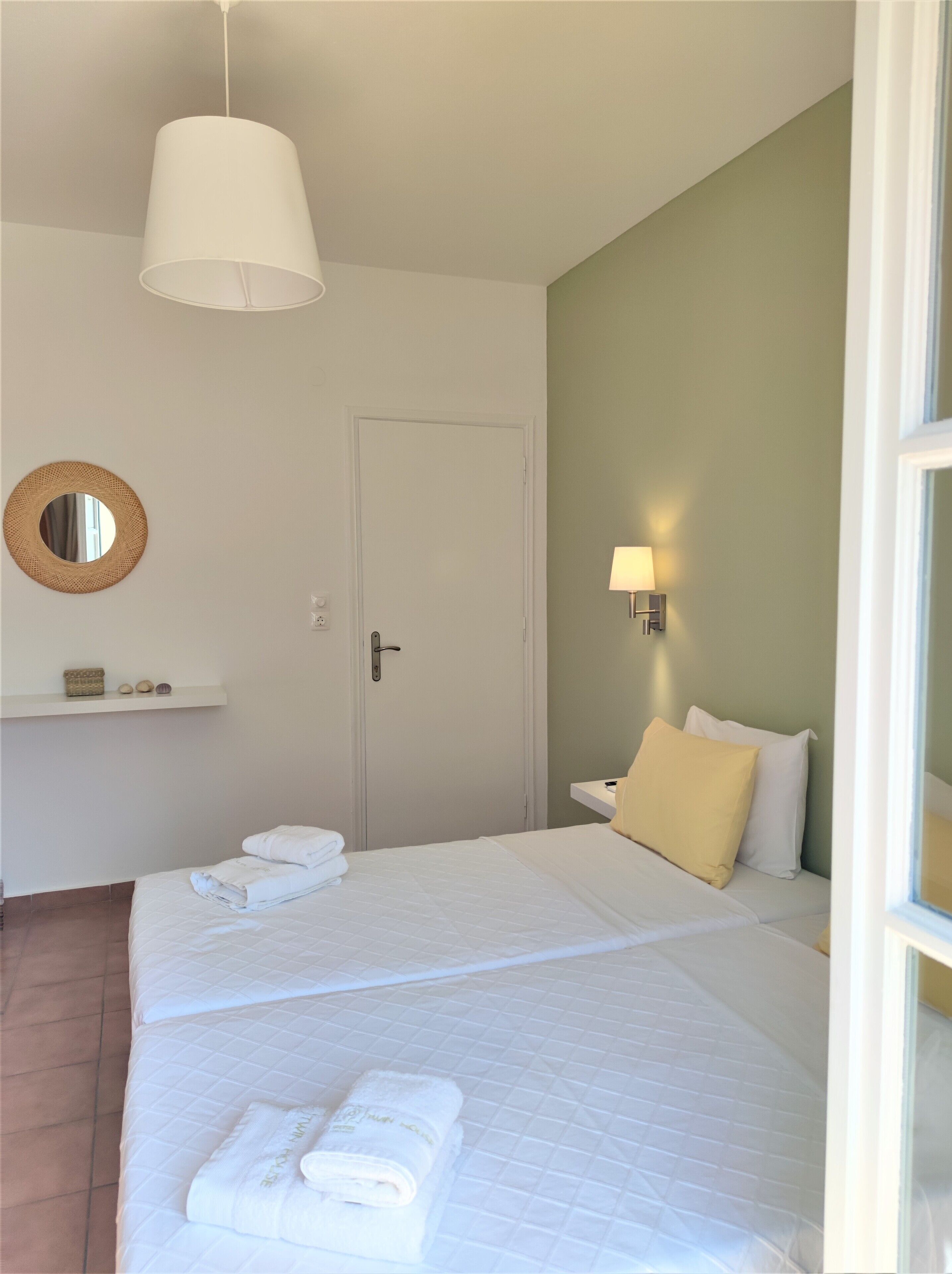 高档床上用品、客房内保险箱、办公桌、隔音