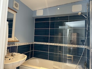 Bathroom - The Lindum (Hastings)
