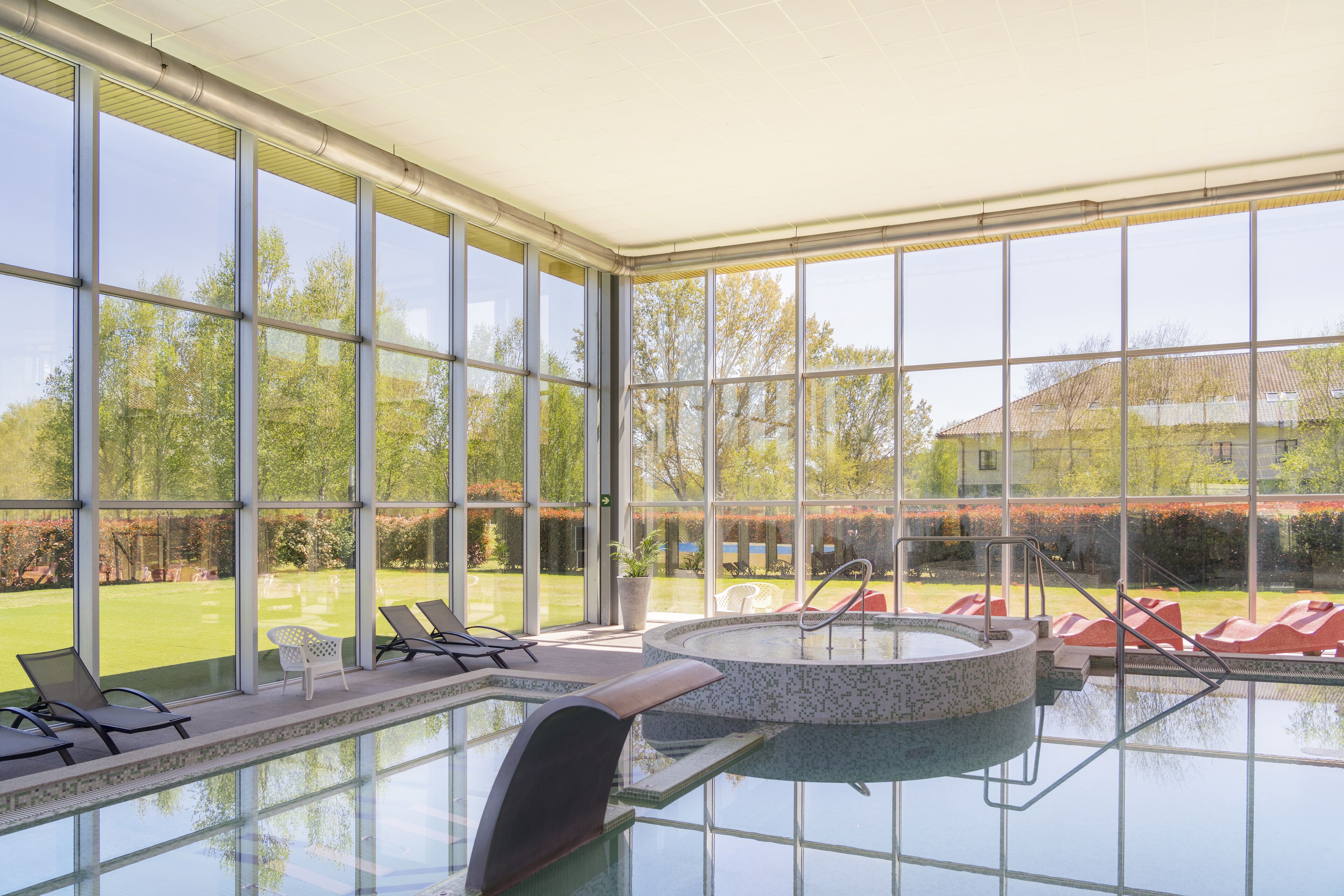 Piscine couverte, piscine extérieure (ouverte en saison)