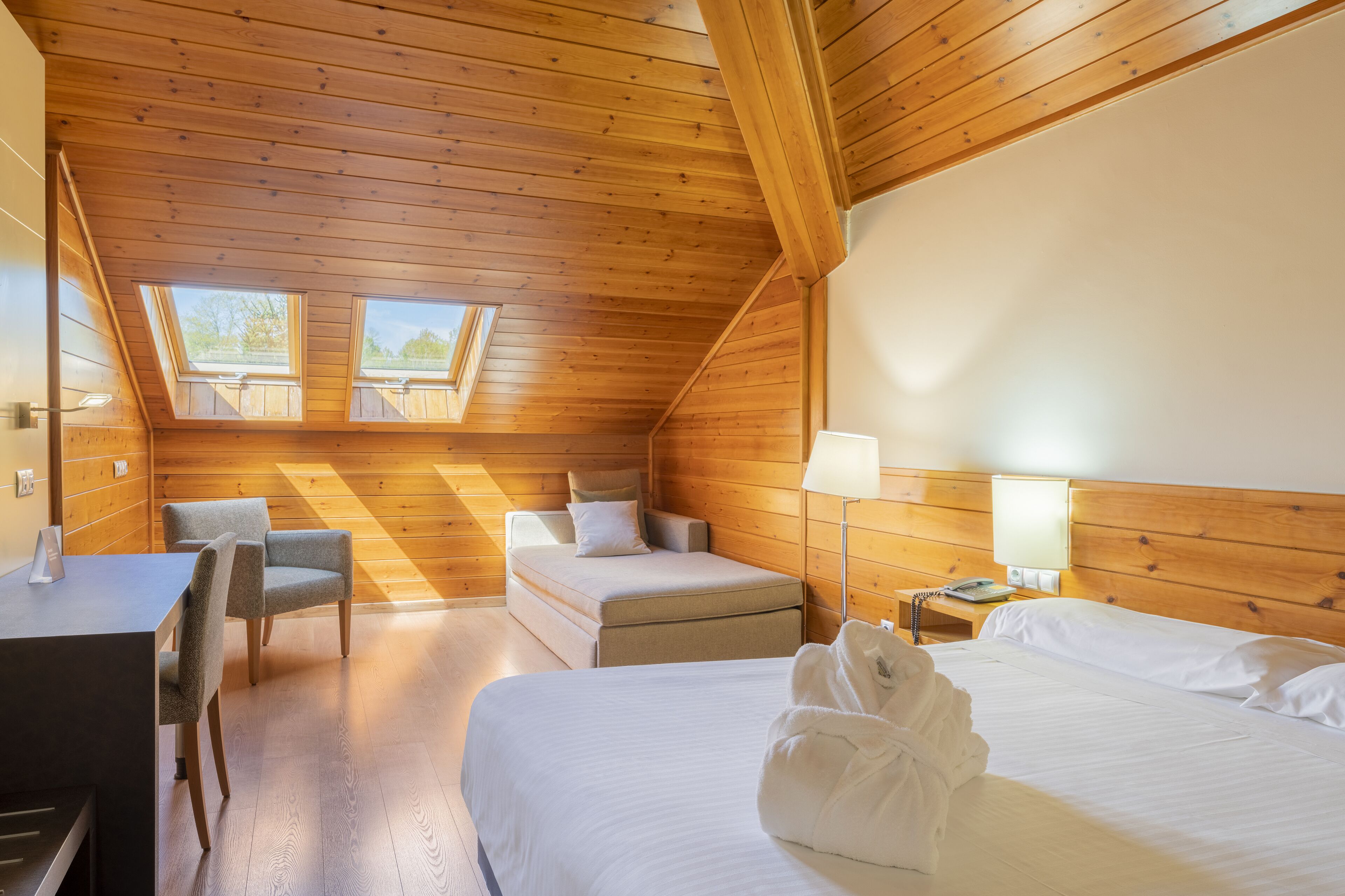 Kamer, 1 twee- of 2 eenpersoonsbedden | Hypoallergeen beddengoed, een minibar, een kluis op de kamer, een bureau