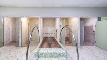Sauna, hot tub, hot springs/mineral springs, body treatments