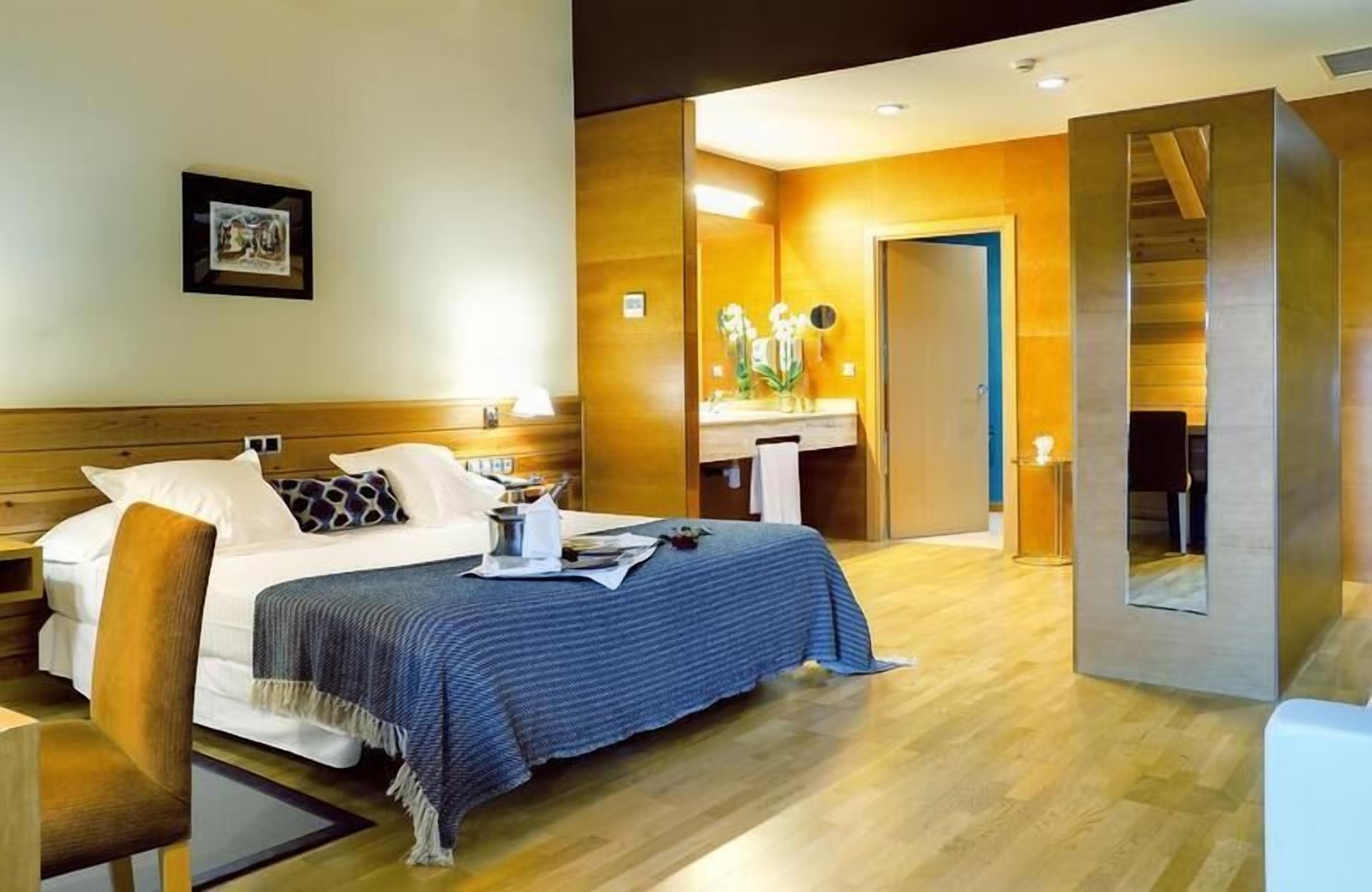 Ropa de cama hipoalergénica, minibar, caja fuerte y escritorio