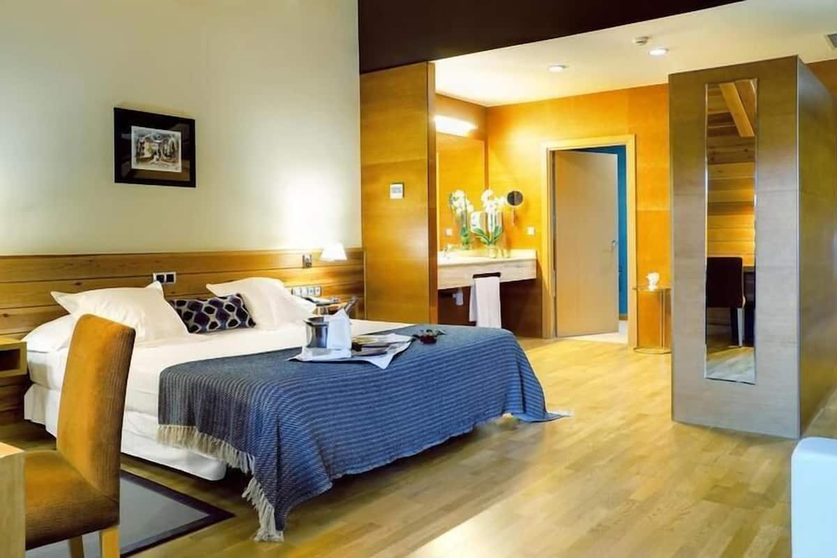 Hypo-allergenic bedding, minibar, in-room safe, desk
