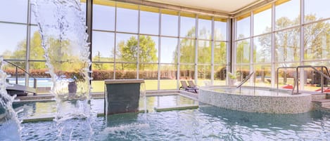 Una piscina cubierta, una piscina al aire libre de temporada