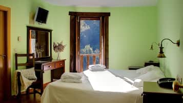 Premium bedding, in-room safe, desk, free cots/infant beds