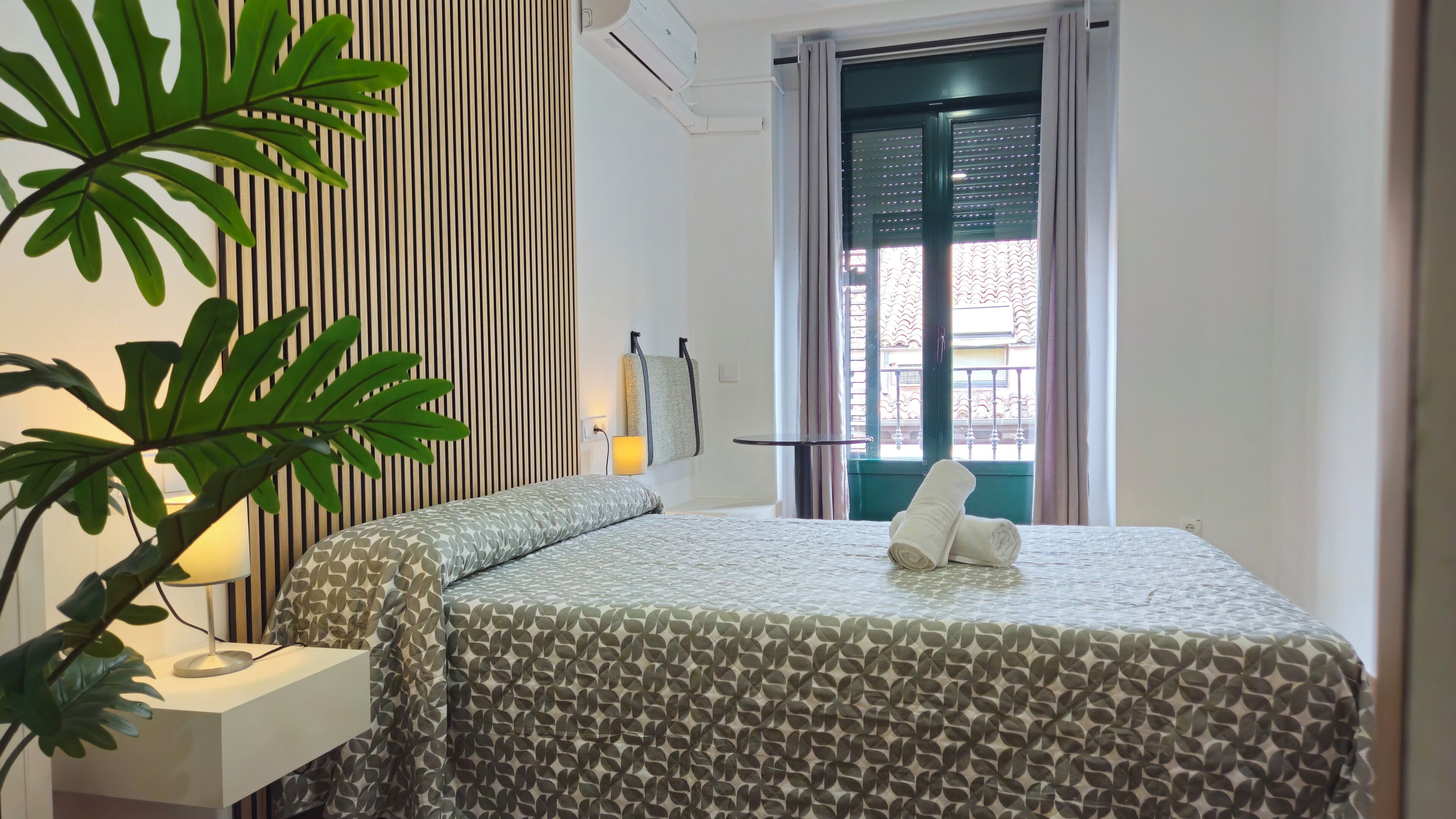 Escritorio, wifi gratis y ropa de cama 