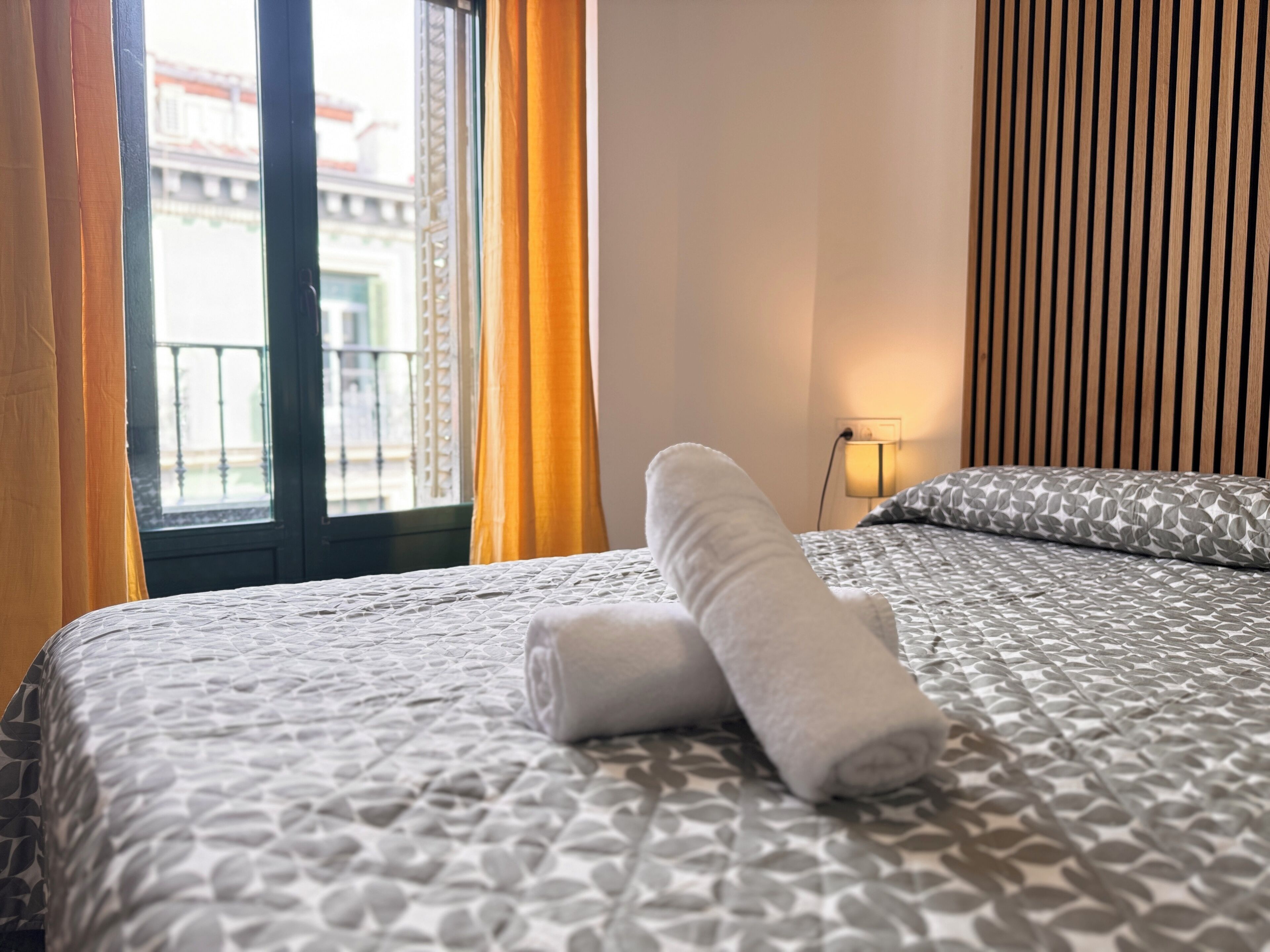 Escritorio, wifi gratis y ropa de cama 