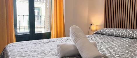 Escritorio, wifi gratis y ropa de cama