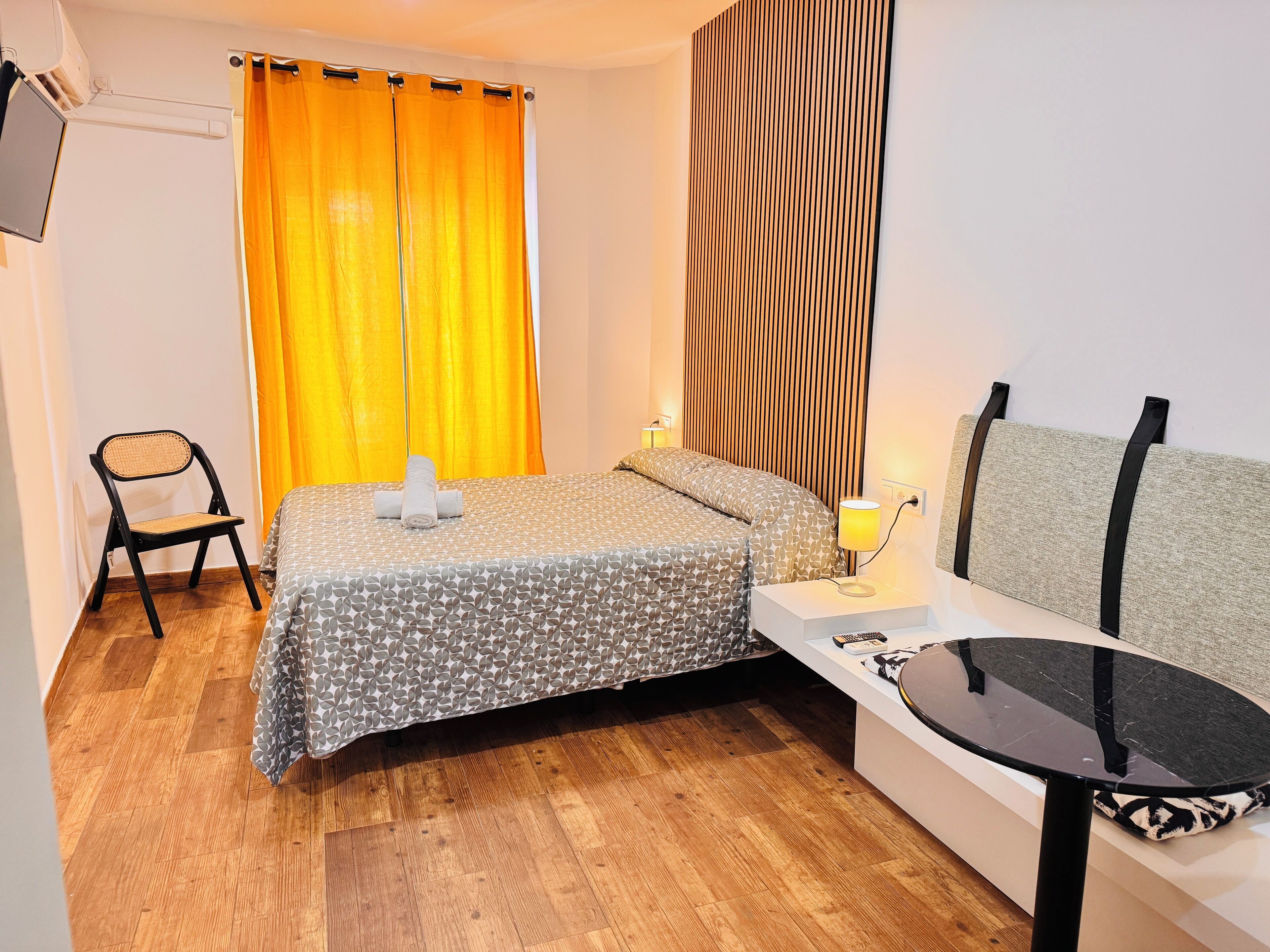 Phòng đôi Superior (con balcón) | Bàn, truy cập Internet không dây miễn phí, bộ trải giường 