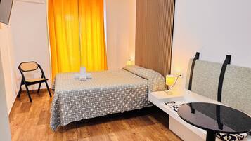 Superior-Doppelzimmer (con balcón) | Schreibtisch, kostenloses WLAN, Bettwäsche