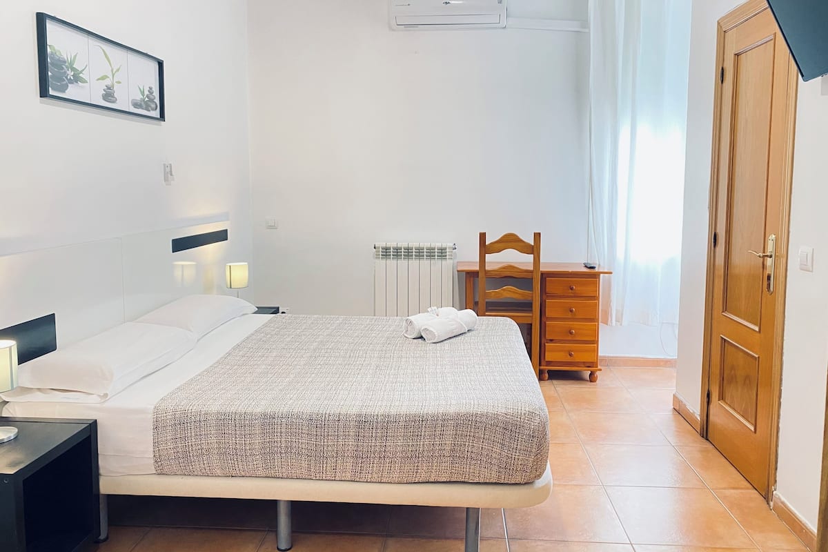 Camera doppia | Una scrivania, Wi-Fi gratuito, lenzuola