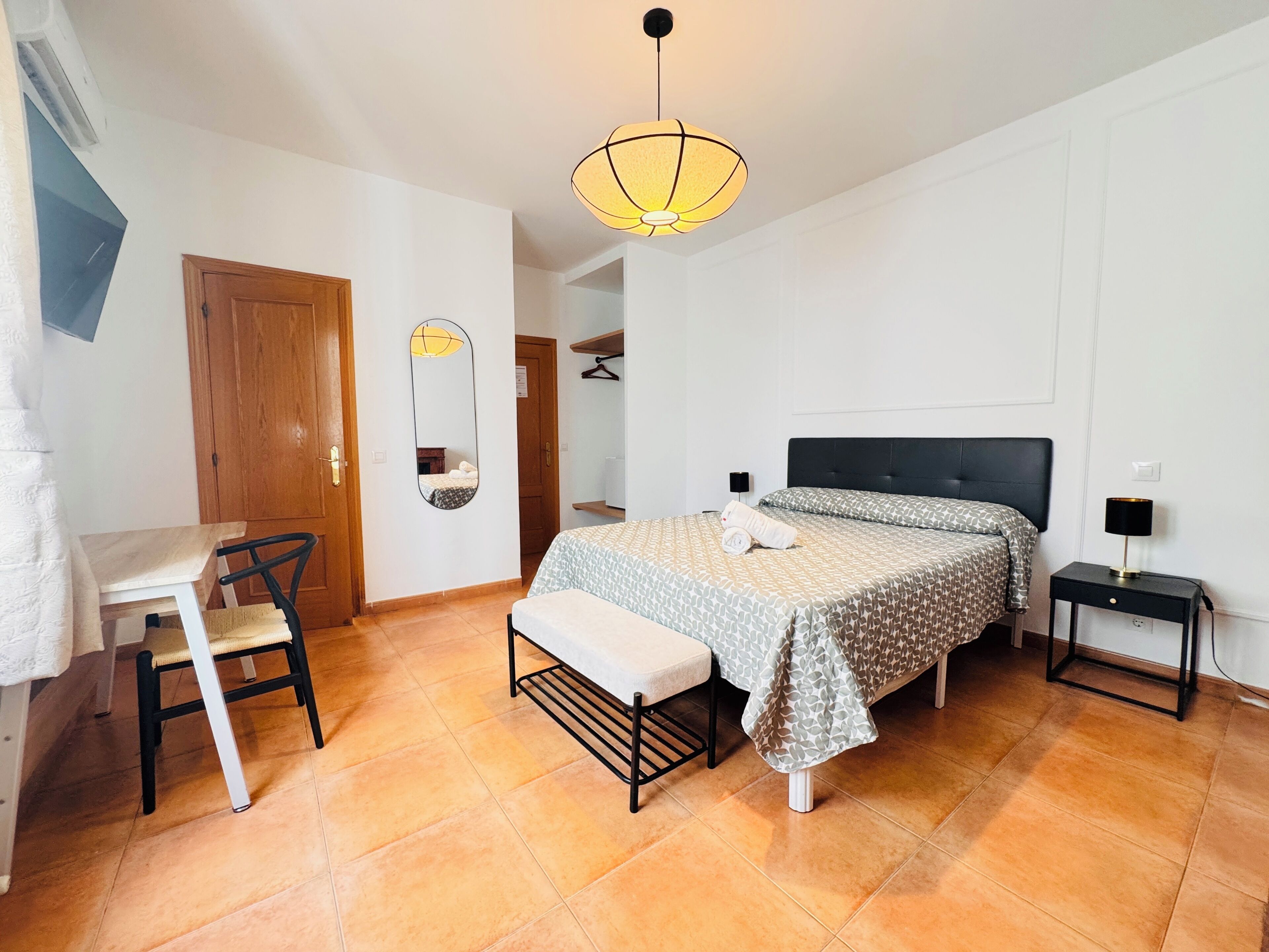 Escritorio, wifi gratis y ropa de cama 