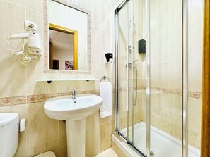 Habitación doble superior | Baño | Ducha, secador de pelo y toallas