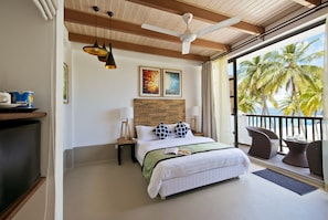Deluxe Double Room with Balcony and Partial Sea View | Living area | Flat-screen TV - Crystal Sands (Maafushi)