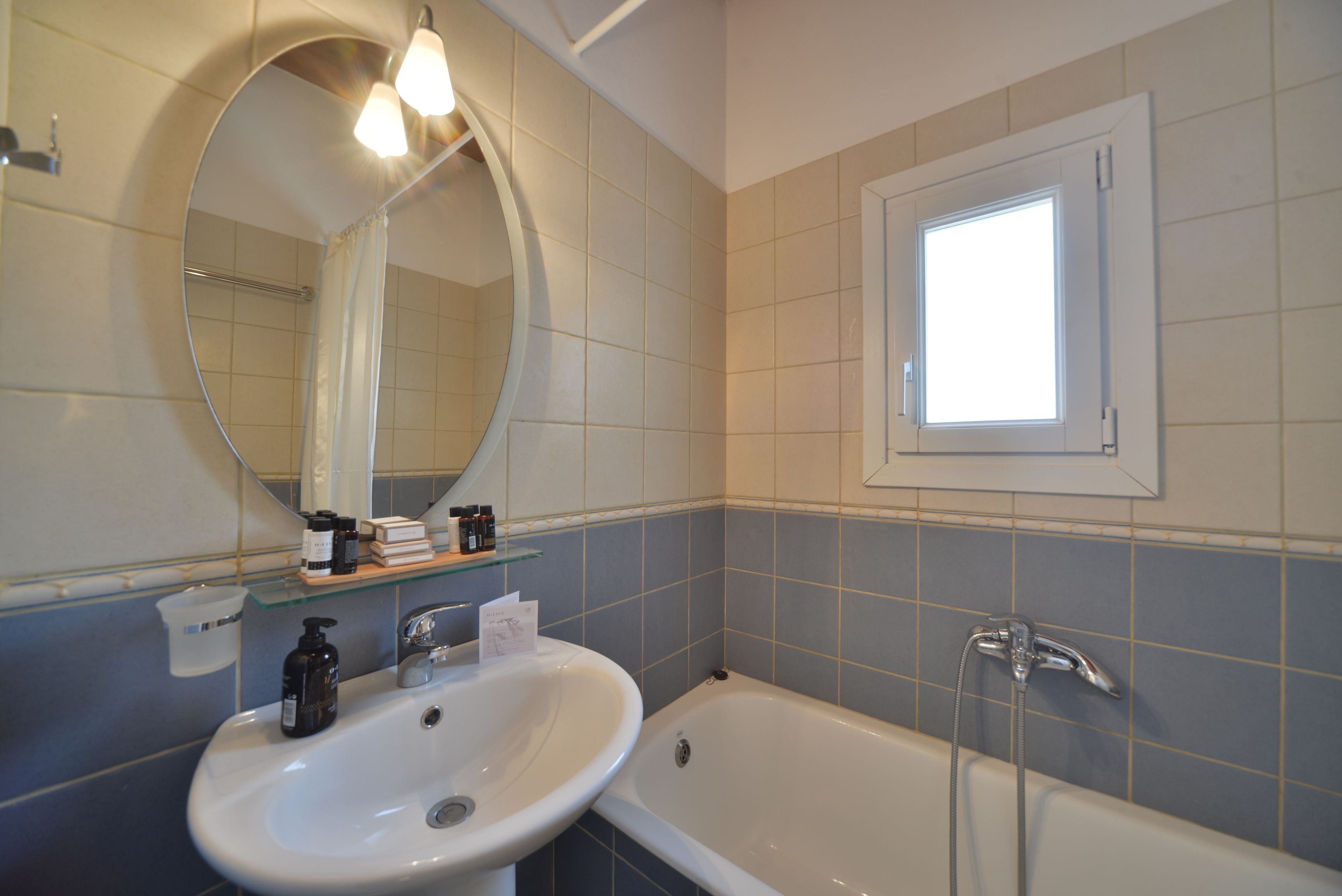 standard room, sea view | bathroom | shower, free toiletries, hair dryer, bathrobes