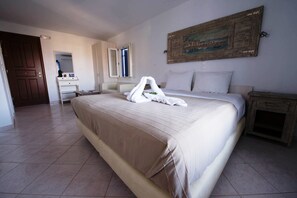 Ropa de cama de alta calidad y caja de seguridad en la habitación 