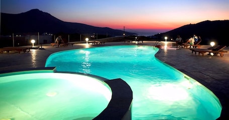 Outdoor pool, pool umbrellas, sun loungers. Amorgion Village