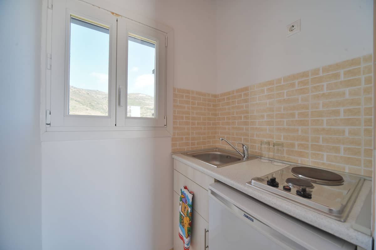 deluxe studio, sea view | private kitchenette | fridge