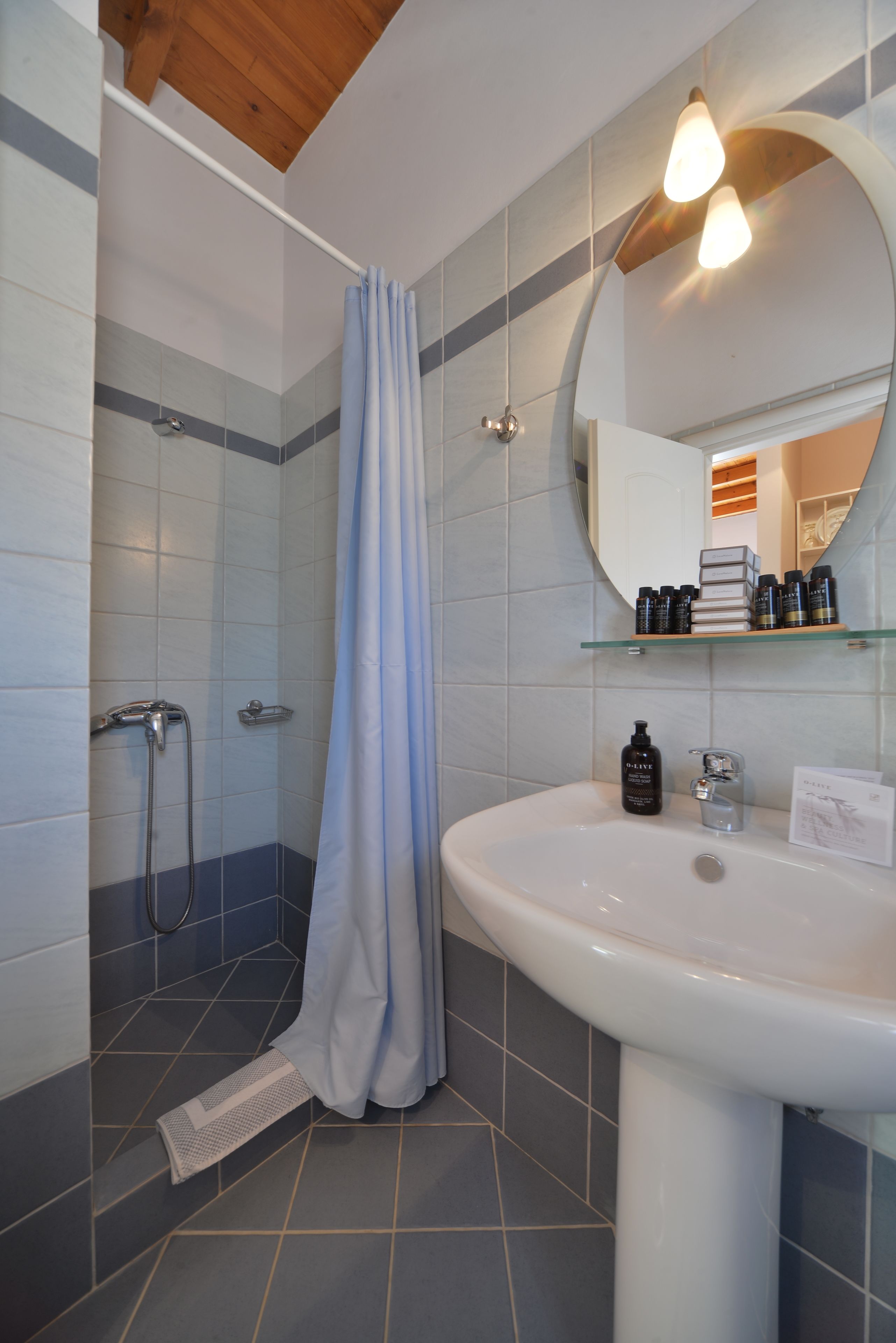 deluxe studio, sea view | bathroom | shower, free toiletries, hair dryer, bathrobes