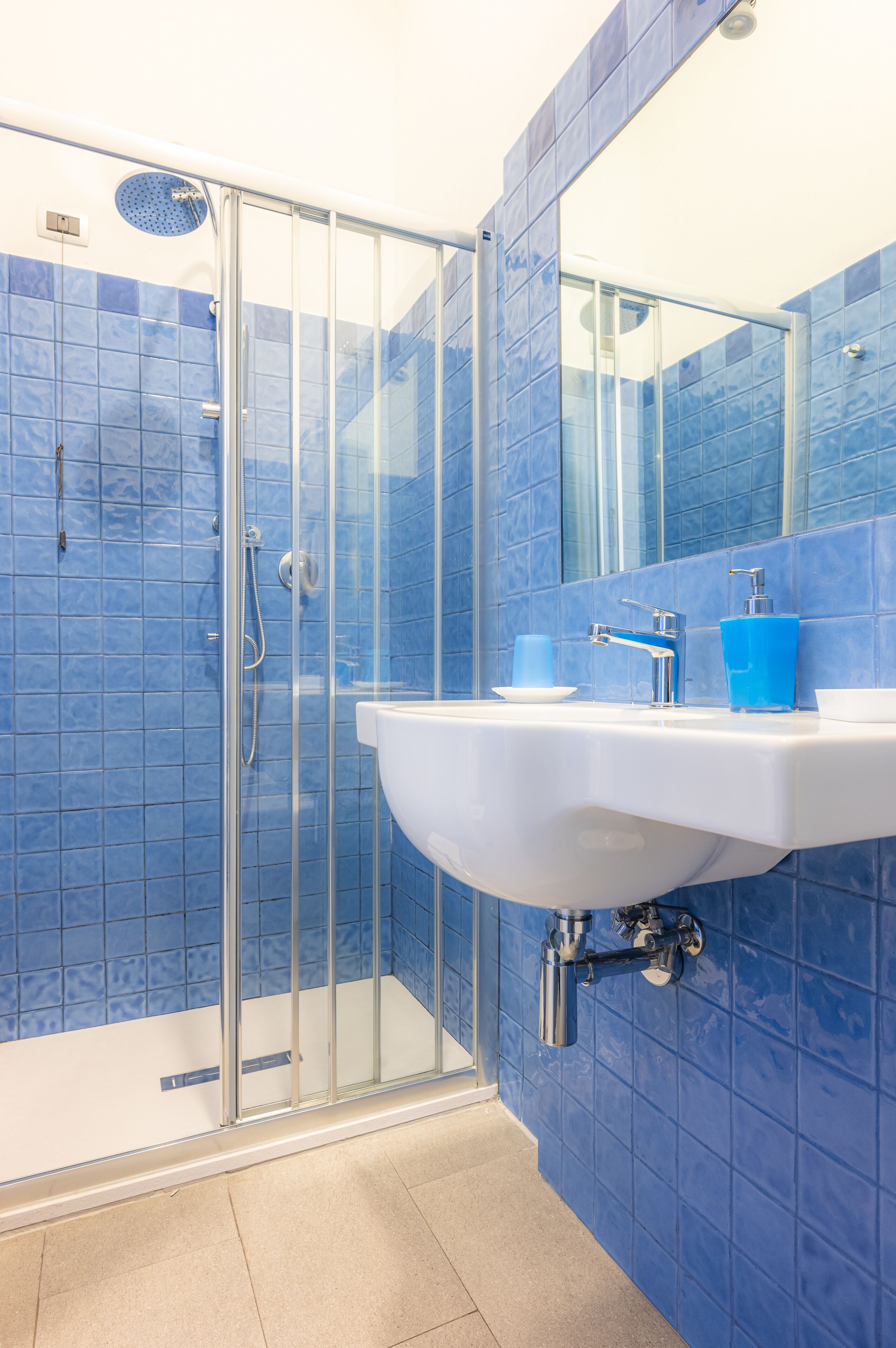Einzelzimmer | Badezimmer | Dusche, Regendusche, umweltfreundliche Kosmetikartikel, Haartrockner