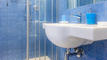 Einzelzimmer | Badezimmer | Dusche, Regendusche, umweltfreundliche Kosmetikartikel, Haartrockner