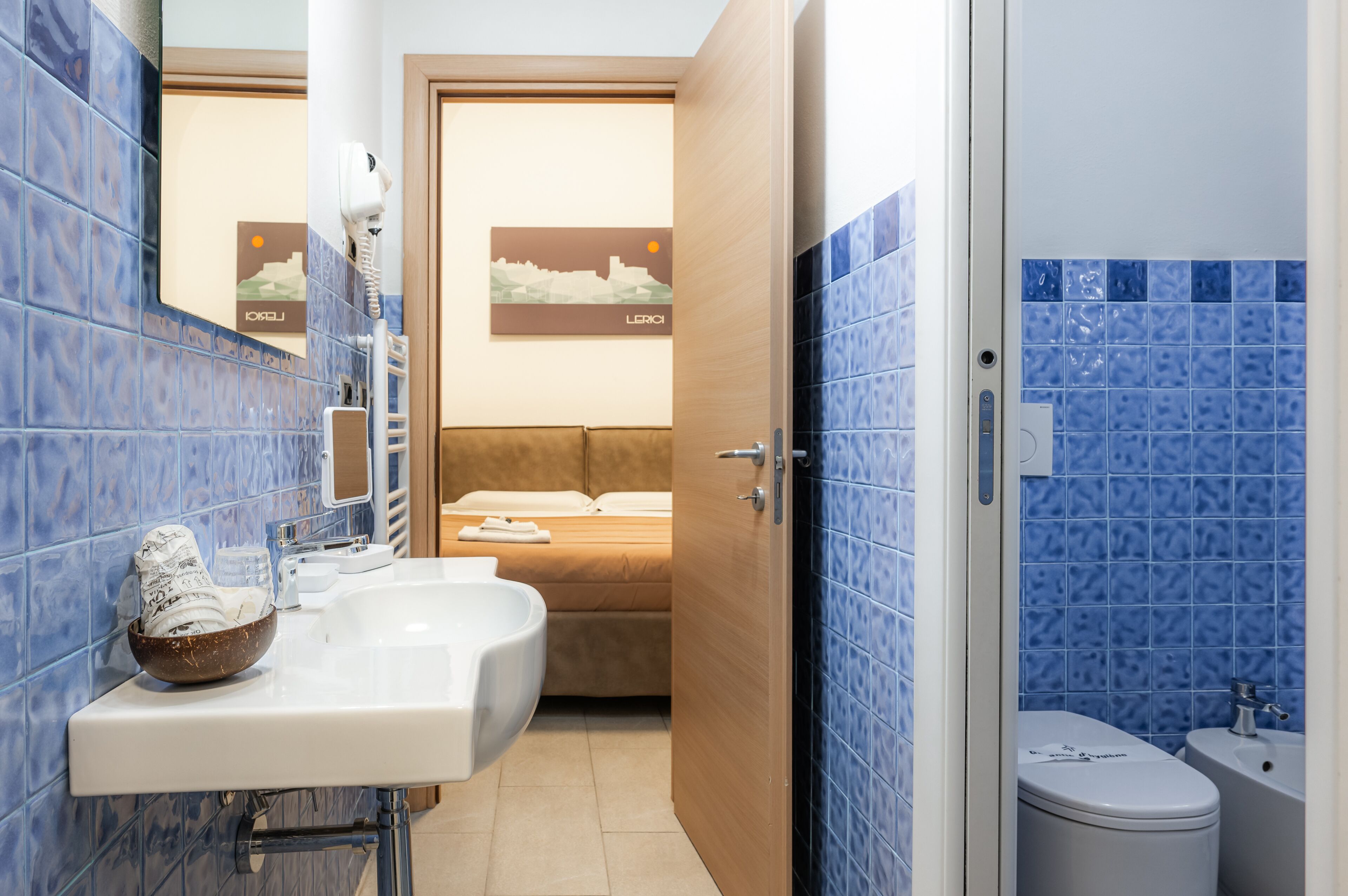Ein Badezimmer mit Waschbecken, Spiegel und Toilette.