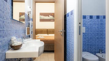 Ein Badezimmer mit Waschbecken, Spiegel und Toilette.