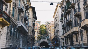 A narrow street with parked cars and buildings on either side. - Affittacamere del Golfo e delle Cinque Terre (La Spezia)