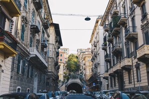 A narrow street with parked cars and buildings on either side. - Affittacamere del Golfo e delle Cinque Terre (La Spezia)