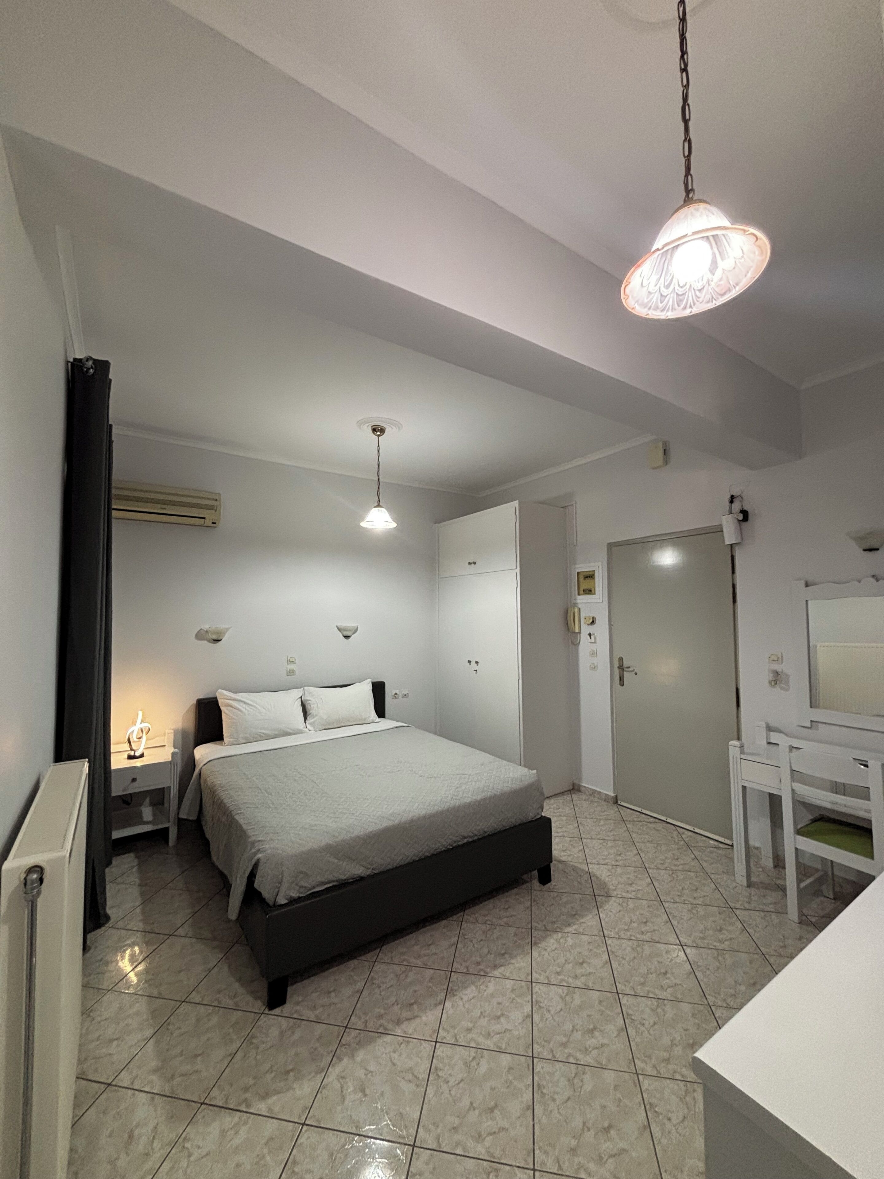 Double Room (302) | In-room safe, soundproofing, free WiFi, bed sheets