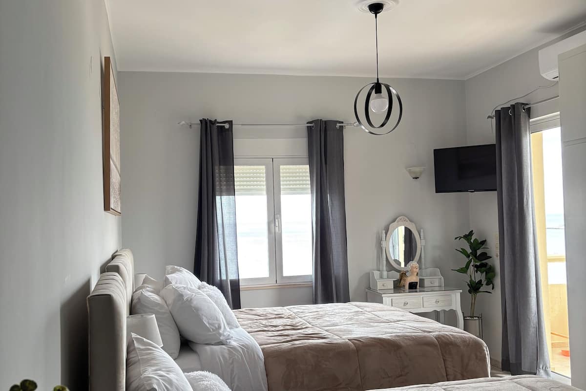 Studio, flere senger (303) | Safe på rommet, lydisolert, wi-fi (inkludert) og sengetøy