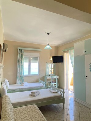 Studio, 3 Twin Beds (303) | In-room safe, soundproofing, free WiFi, bed sheets