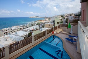 Seasonal outdoor pool, pool umbrellas, pool loungers - Eliza Apartments (Rethymno)