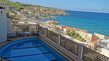 Seasonal outdoor pool, pool umbrellas, sun loungers