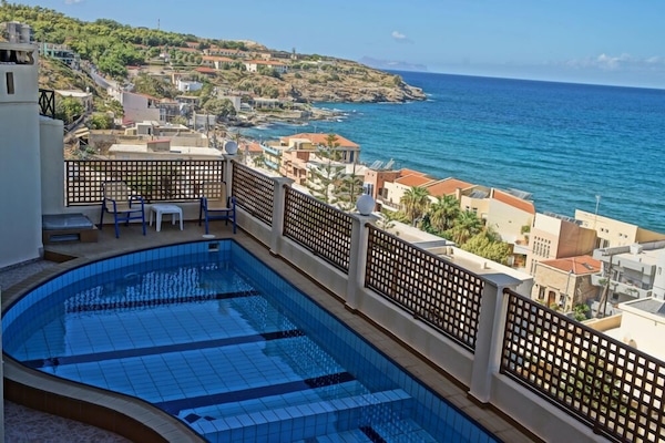 Hồ bơi ngoài trời phục vụ theo mùa, dù/ô trên bãi biển/hồ bơi