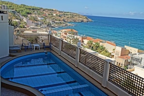 Seasonal outdoor pool, pool umbrellas, pool loungers - Eliza Apartments (Rethymno)
