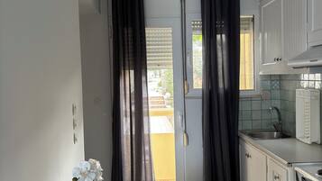 Studio (305) | Private kitchen | Fridge, electric kettle, cookware/dishes/utensils