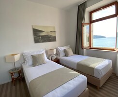 Quarto família, 2 quartos, vista para o mar | 1 quarto, cofres nos quartos, escrivaninha