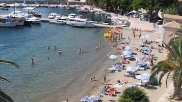 Camera Standard con 2 letti singoli, 2 letti singoli, vista mare parziale | Spiaggia | Una spiaggia nelle vicinanze, teli da spiaggia, pesca