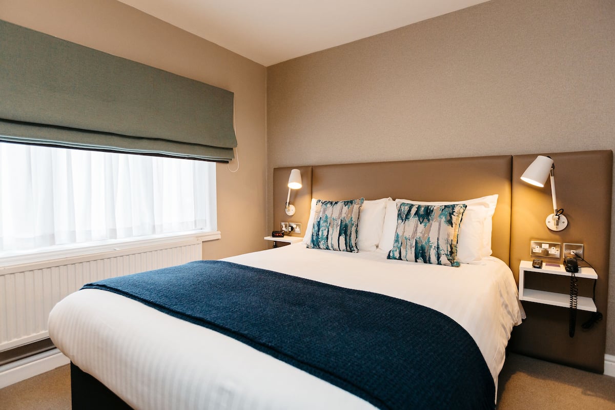 Desk, laptop workspace, iron/ironing board, free WiFi