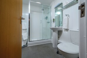Standard Apartment | Bathroom | Shower, free toiletries, hair dryer, towels - Peter Scott House, Birmingham (Birmingham)