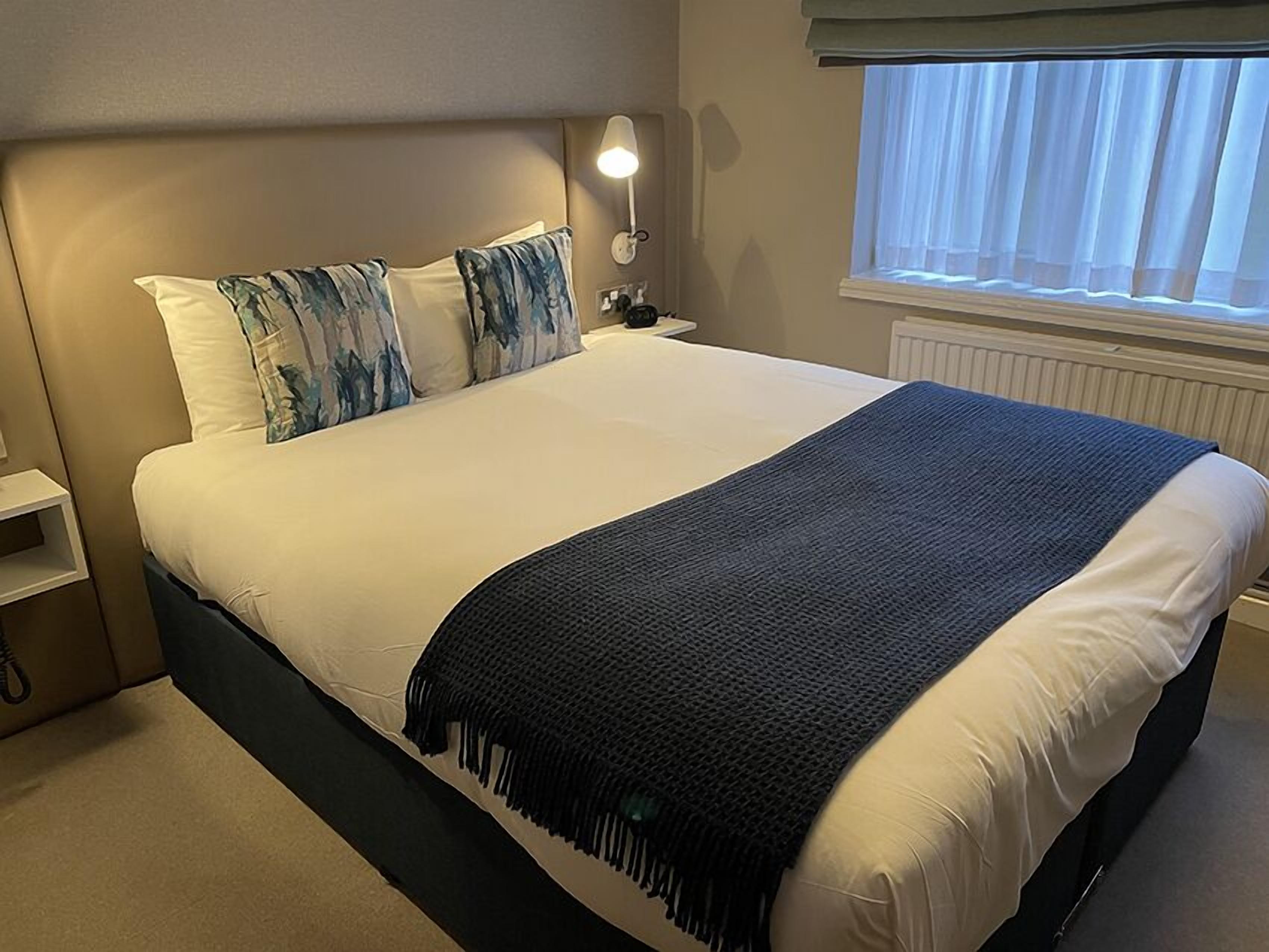 Desk, laptop workspace, iron/ironing board, free WiFi