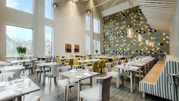 Breakfast, lunch, dinner served; British cuisine