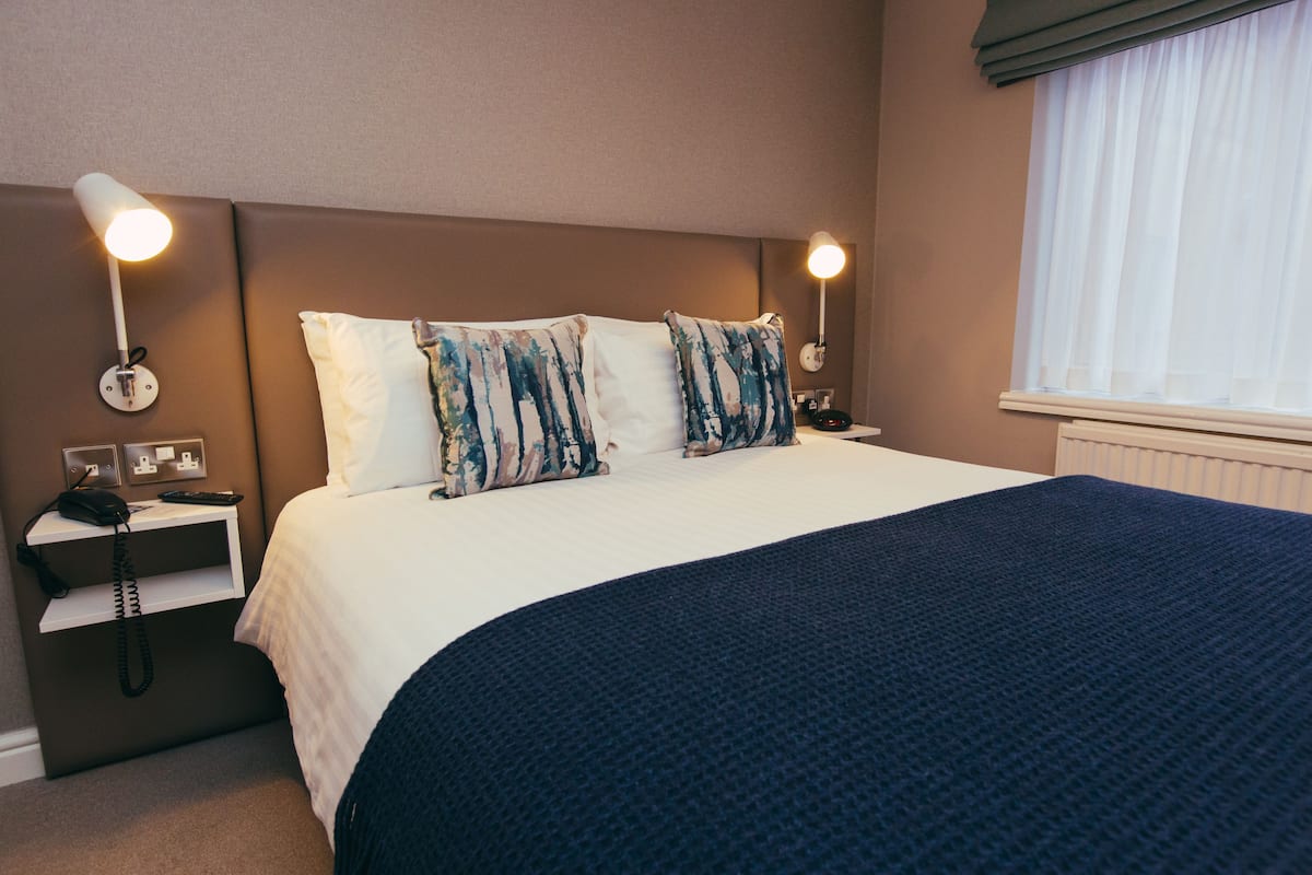 Desk, laptop workspace, iron/ironing board, free WiFi
